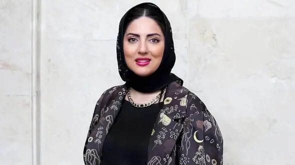 خود ناصرالدین شاه هم فکرش را نمی‌کرد عکسش روی مانتوی بازیگر ایرانی برود!