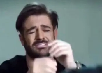 فیلم/ شوخی با سکانس گریه معروف محمدرضا گلزار در سریال عاشقانه ها، تلخ‌ترین صحنه سینمای ایران را ببینید / انصافا هوش مصنوعی طبیعی‌تر از خودش بازی کرده 