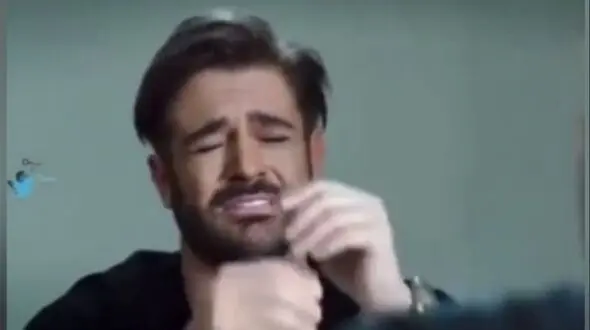 فیلم/ شوخی با سکانس گریه معروف محمدرضا گلزار در سریال عاشقانه ها، تلخ‌ترین صحنه سینمای ایران را ببینید / انصافا هوش مصنوعی طبیعی‌تر از خودش بازی کرده 