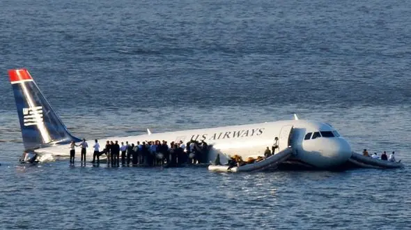 نه موتوری در کار بود، نه باند فرود؛ داستان واقعی خلبانی که با فرود روی آب، جان همه سرنشینان را خرید