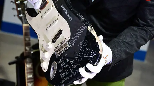 30 میلیارد تومان قیمت یک گیتار شکسته!