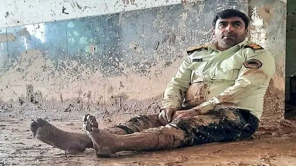 فیلم /  فرمانده شجاع پلیس دهقان فداکار شد ! / نجات 14 نفر از سیل با دستان خالی !