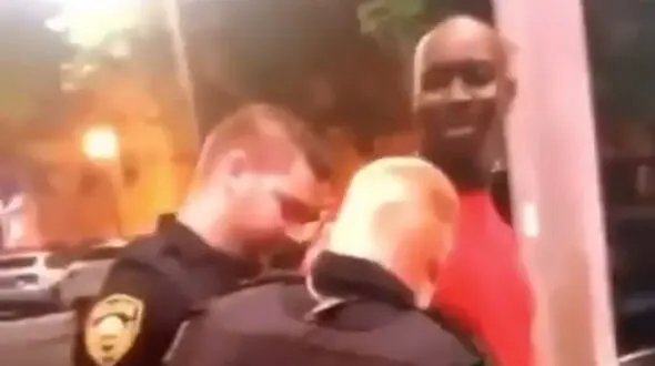 فیلم دیدنی ضایع شدن 3 پلیس امریکایی در بازداشت اشتباهی مأمور FBI  / به چه جرمی بازداشتم ... با دیدن کارتش قالب تهی کردند ...