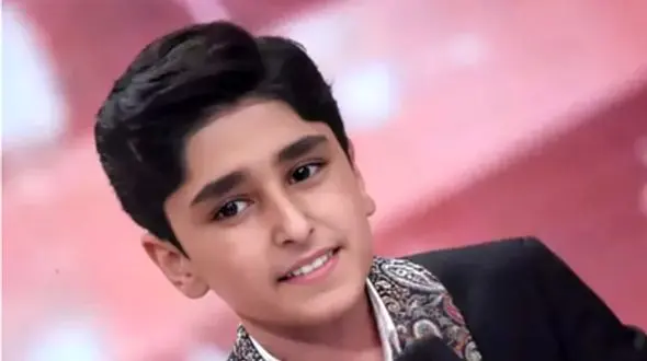 فیلم آوازخوانی باشکوه علی طولابیبا صدای بهشتی‌اش در میان هزاران نفر/ دایه دایه وقت جنگه