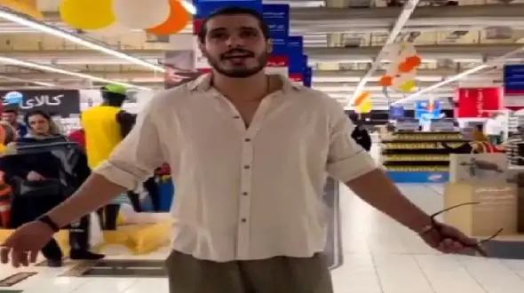 فیلم/آواز احساسی؛ پسر خوشتیپ وسط فروشگاه شروع کرد خوندن مردم خرید رو ول کردن دورش غلغله شد