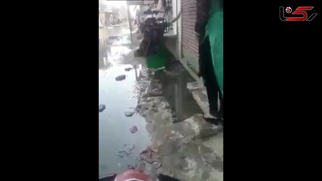 2 زن در فاضلاب فرو رفتند + فیلم