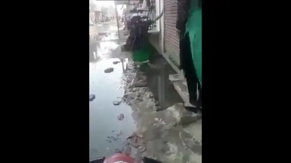 2 زن در فاضلاب فرو رفتند + فیلم