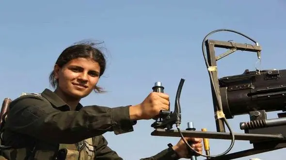 این زن کرد در مقابل تانک ترکیه‌ای خود را منفجر کرد +عکس