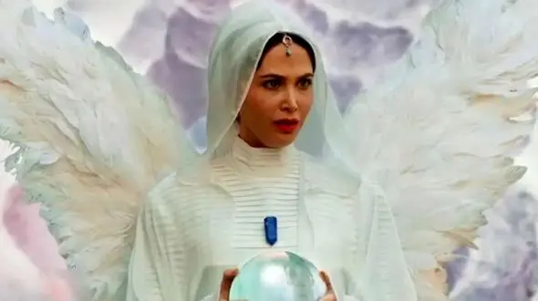 استایل جسورانه و جذاب تینا یلان بازیگر نقش فرشته سریال «اجل معلق» / در مراسم اکران یک فیلم مقابل دوربین!