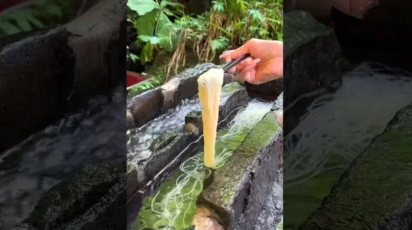 خلاقیت یک رستوران در سرو غذا / نودل از جوی آب خورده اید؟ + فیلم