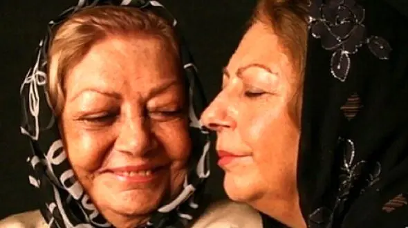 نوستالژی روز: عکس مادر دختری ثریا قاسمی و حمیده خیرآبادی در پشت صحنه سریال «در قلب من» با حضور پارسا پیروزفر و لعیا زنگنه