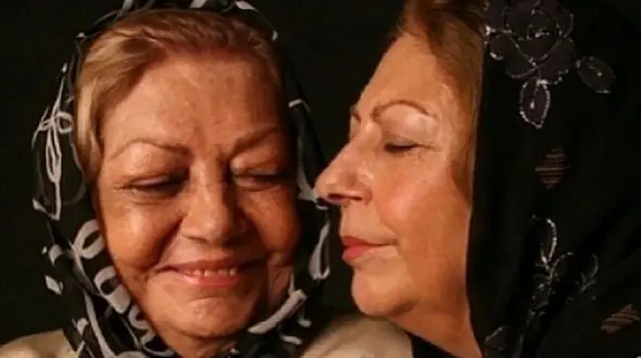 نوستالژی روز: عکس مادر دختری ثریا قاسمی و حمیده خیرآبادی در پشت صحنه سریال «در قلب من» با حضور پارسا پیروزفر و لعیا زنگنه