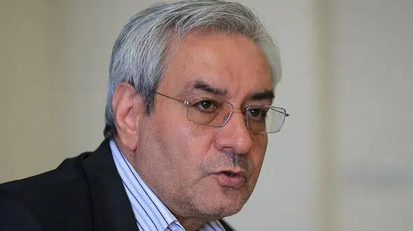 اصغرزاده: ما از دیوار سفارت آمریکا بالا رفتیم اما بعدها کسانی از دیوار مملکت بالا رفتند!