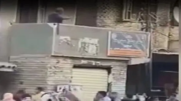 فیلمی عجیب از بارش پول و واکنش مردم 