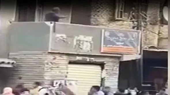 فیلمی عجیب از بارش پول و واکنش مردم 