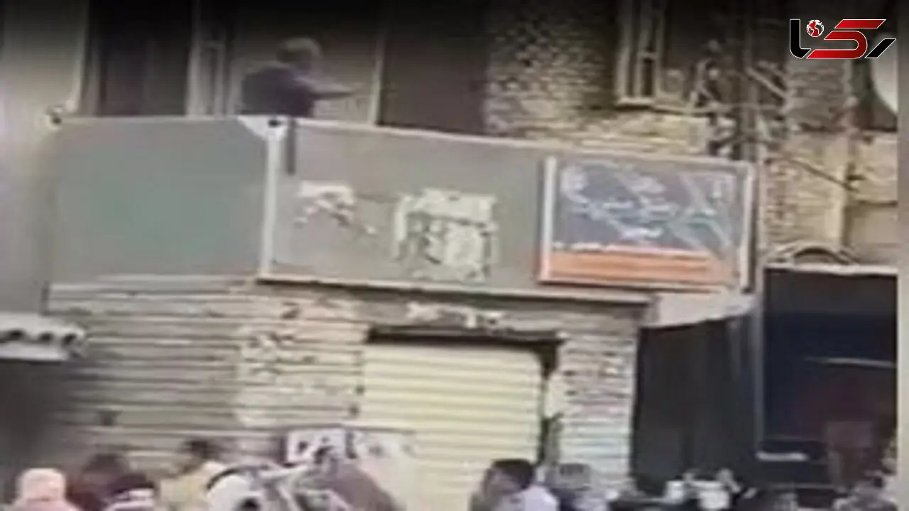 فیلمی عجیب از بارش پول و واکنش مردم 