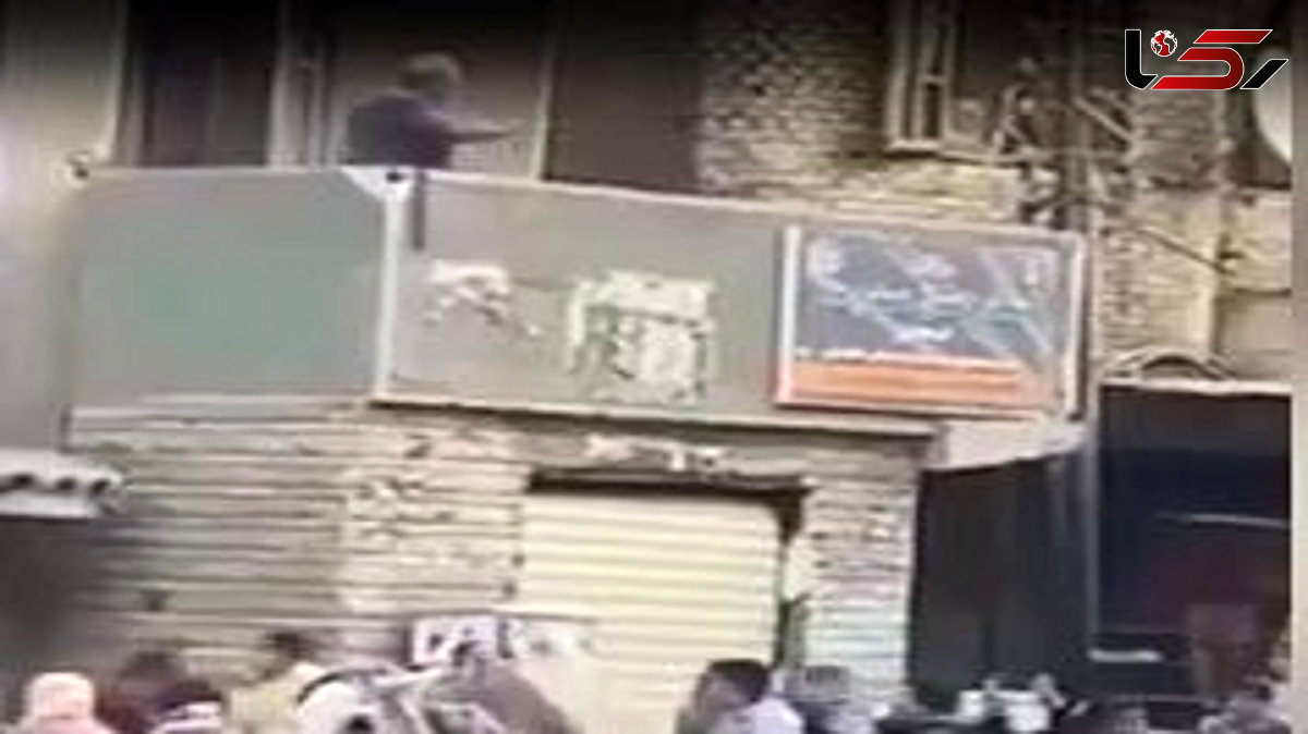 فیلمی عجیب از بارش پول و واکنش مردم 