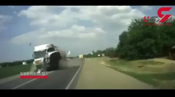 عجیب ترین تصادف شاخ به شاخ  با تریلی+ فیلم 
