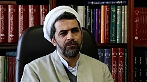 واکنش تند به آتش زدن یک کتاب پزشکی توسط مرد روحانی ! + فیلم