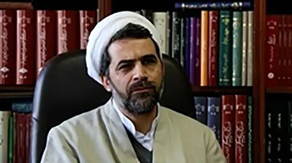 واکنش تند به آتش زدن یک کتاب پزشکی توسط مرد روحانی ! + فیلم