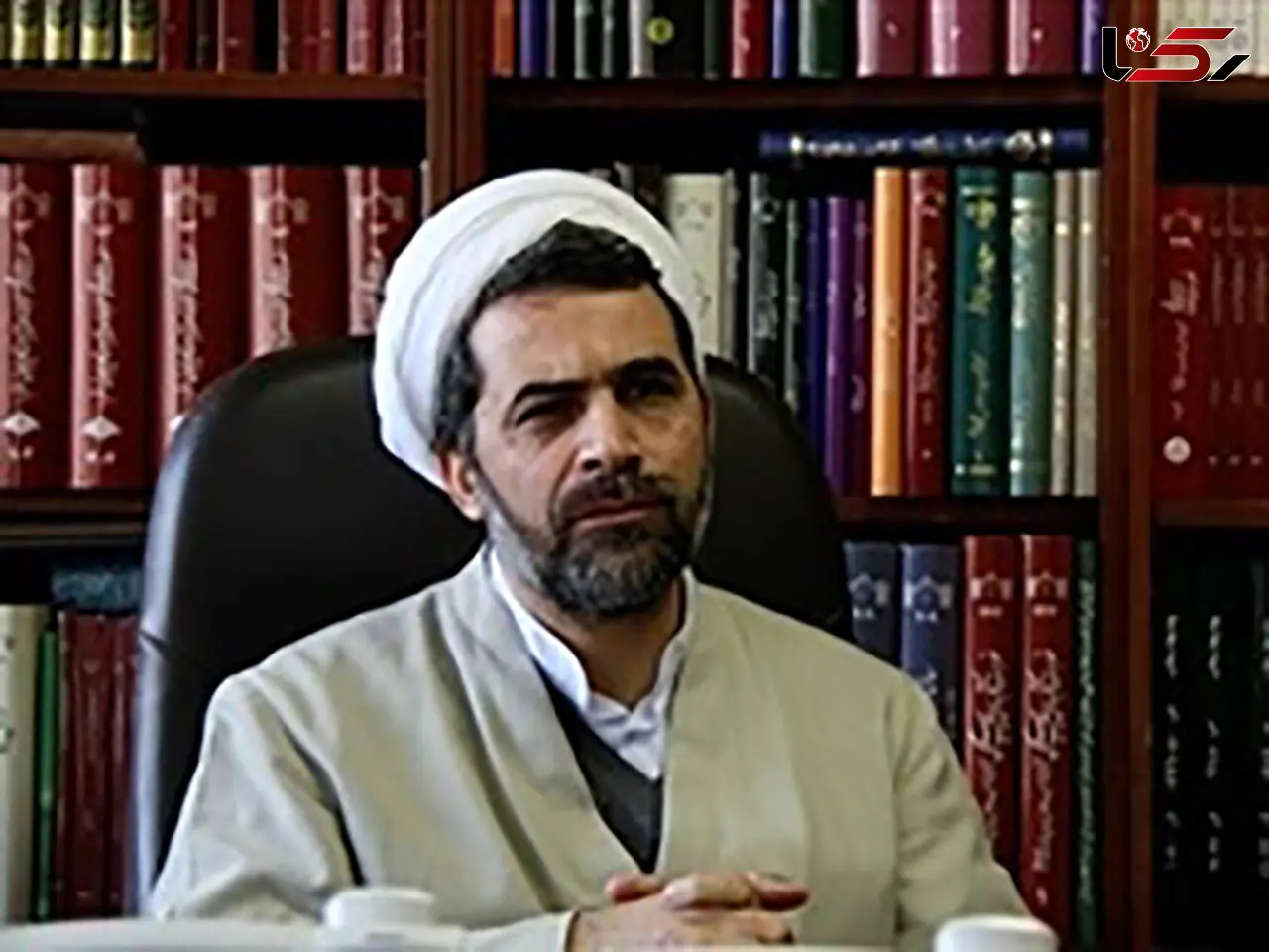 واکنش تند به آتش زدن یک کتاب پزشکی توسط مرد روحانی ! + فیلم