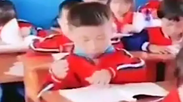 روش جالب و بامزه یک کودک برای درس خواندن ! + فیلم