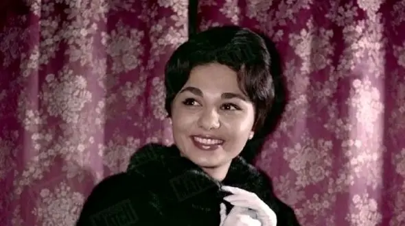 سفر به ایام قدیم سال 1331 / دل و قلوه دادن فرح دیبا با مرغ عشق وسط کاخ نیاوران