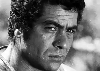 عکس سفر به ایام قدیم / «بهروز وثوقی و عباس شباویز» در پشت صحنه فیلم قیصر؛ سال ۴۸