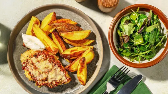 طرز تهیه مرغ پارمزان رستورانی با پنیر کشدار و سیب‌ زمینی طلایی/ فیلم