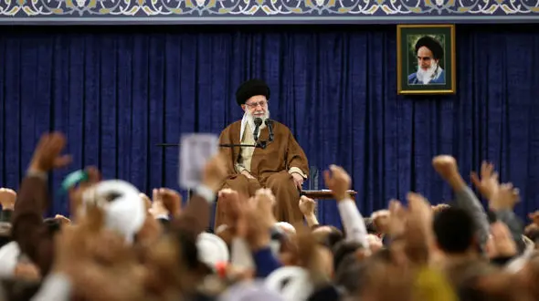 همه افراد تاثیرگذار باید برای حضور مردم در صحنه تلاش کنند/ قدرت نقش‌آفرینی مردم را فراموش نکنیم