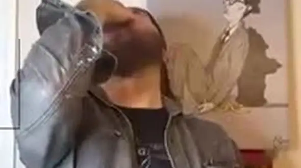 فیلم حیرت انگیز / این مرد شمشیر را در حلق خود فرو می کند! + فیلم