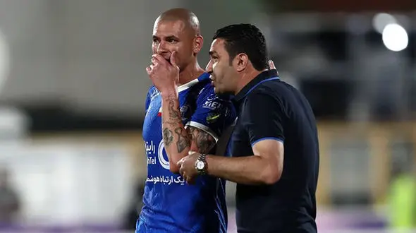 حضور همسر بازیکن استقلال در ورزشگاه آزادی+عکس