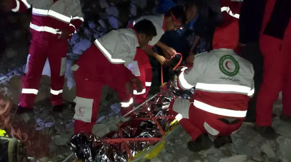 زنده ماندن معجزه آسا مرد 44 ساله از ارتفاع / عملیات نجات 5 ساعت به طول انجامید