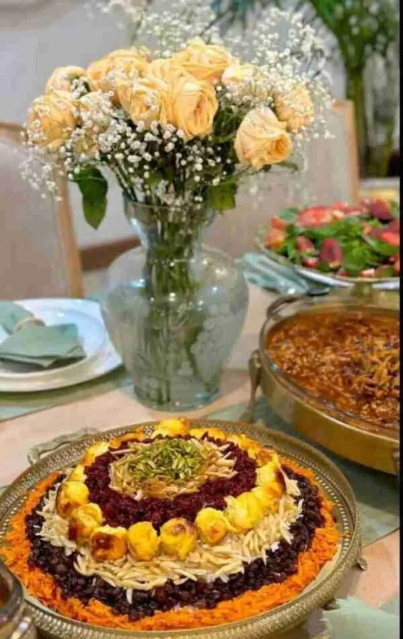 عکس/ چیدمان مفصل و رنگارنگ میز شام مادر رضا گلزار برای عروسش / تزئین زیبای مرصع پلو شیرازی / دیسکاور