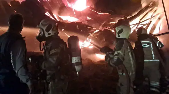 فیلم و عکس از آتش سوزی خانمان سوز در کارگاه 800 متری مبل سازی / یک آتش نشان آسیب دید