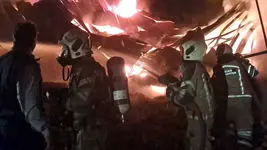 فیلم و عکس از آتش سوزی خانمان سوز در کارگاه 800 متری مبل سازی / یک آتش نشان آسیب دید