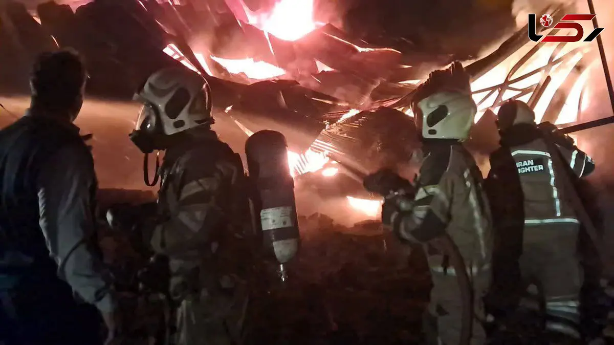 فیلم و عکس از آتش سوزی خانمان سوز در کارگاه 800 متری مبل سازی / یک آتش نشان آسیب دید