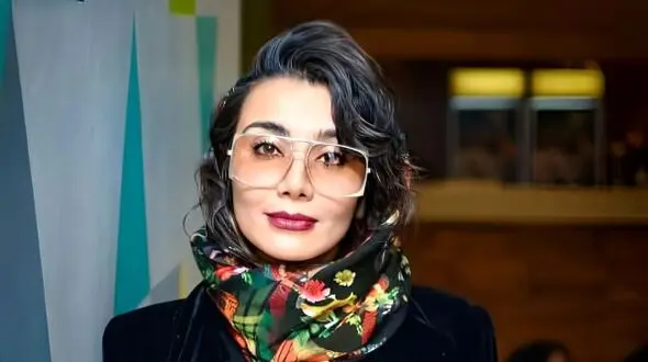 استایل «دهه شصتی» خاطره حاتمی در کنسرت محسن ابراهیم‌زاده سوژه جدید فضای مجازی! / از طرح پلنگی تا مدل مویی که سال ها پیش مد بود!