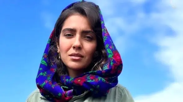 مونا کرمی عروس دوستداشتنی خانواده امیرسلیمانی به همراه پدر و مادرش