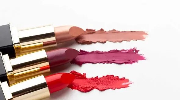 رنگ رژ لب مناسب لب‌های تیره: جذابیت را بیشتر کنید!