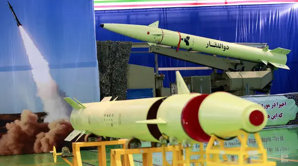 نمایش ماکت موشک ذوالفقار در راهپیمایی 13 آبان