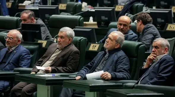 مجلس علیه پزشکیان؛ بررسی استیضاح‌های زنجیره‌ای و سؤالات از رئیس‌جمهور