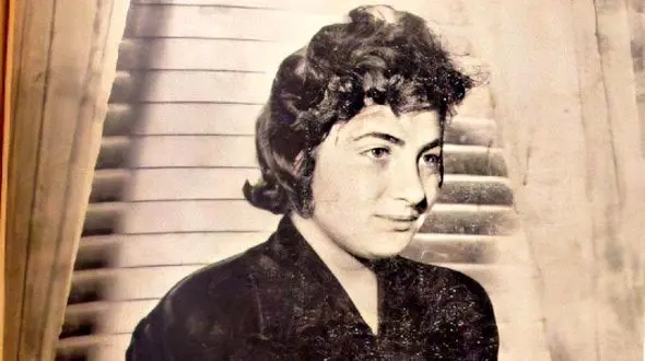 عکس/ سفر در زمان؛ «دختر بزرگ محمدرضا پهلوی در 16 سالگی در محوطه سعدآباد؛ سال 1335