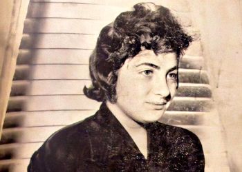 عکس/ سفر در زمان؛ «دختر بزرگ محمدرضا پهلوی در 16 سالگی در محوطه سعدآباد؛ سال 1335