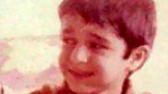 حدس بزنید این پسربچه کدام مرد معروف ایرانی است ؟! / حتما نمی شناسید !