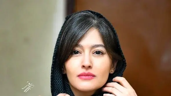 ترند تابستانی با امضای پردیس احمدیه با حال و هوای طبیعت؛ شکوفه‌های نارنجی روی پیراهن سفید + عکس