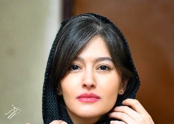 ترند تابستانی با امضای پردیس احمدیه با حال و هوای طبیعت؛ شکوفه‌های نارنجی روی پیراهن سفید + عکس