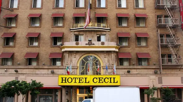 مهمانی عجیب قاتل تعقیب گر شب در هتل نفرین شده! + عکس