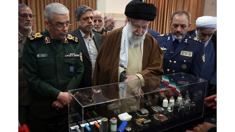 حضرت آیت‌الله خامنه‌ای فرمانده کل قوا صبح امروز( چهارشنبه ) به مدت یک ساعت از نمایشگاه «اقتدار ۱۴۰۳» که شامل آخرین دستاوردها و توانمندی‌های دانشمندان و متخصصان صنعت دفاعی کشور بود، بازدید کردند.