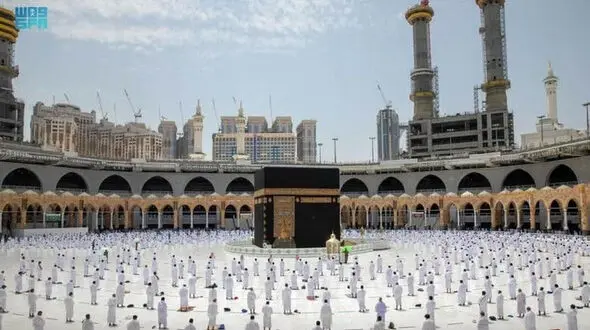 پرده کعبه برای مناسک حج بالا کشیده شد + فیلم 